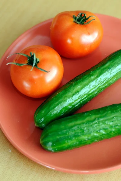 Pomidory z ogórkami — Zdjęcie stockowe
