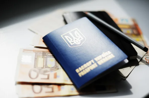 Passaporte e dinheiro na mesa — Fotografia de Stock