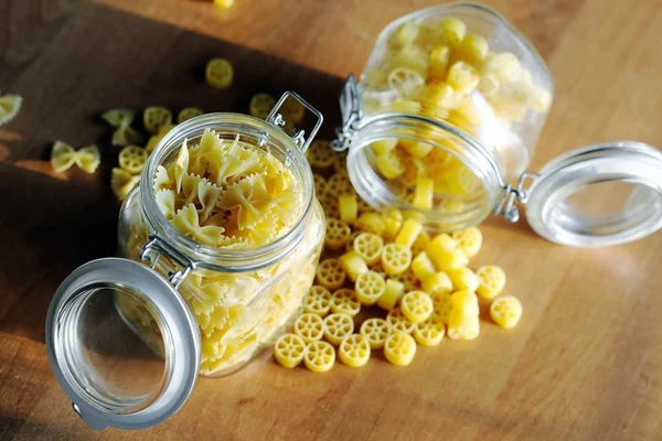 Gele pasta in potten — Stockfoto