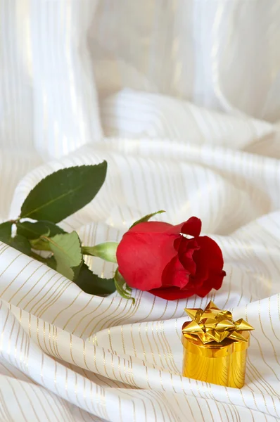 Rose en sieraden op bed — Stockfoto