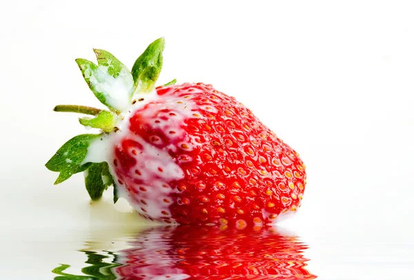 Erdbeere in Milch — Stockfoto