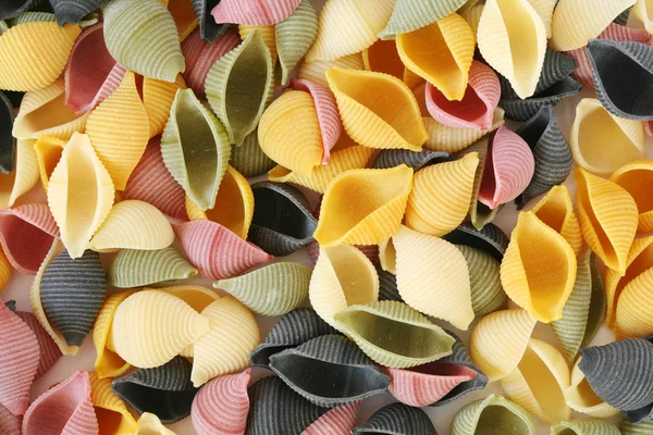 Conchas de massa coloridas — Fotografia de Stock