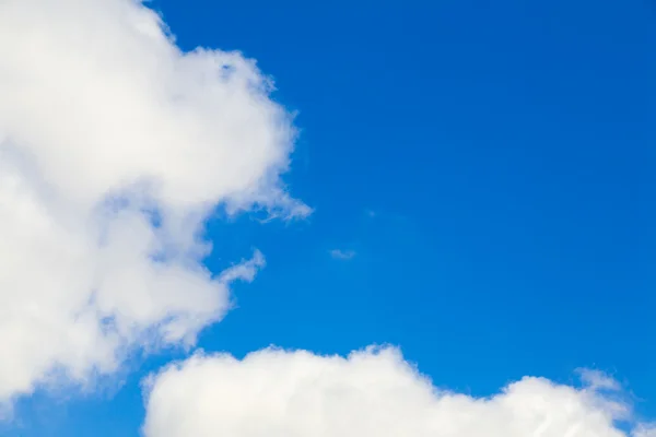 Хмари на небо — стокове фото