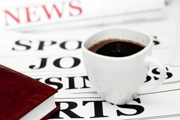 Кофе и газета — стоковое фото