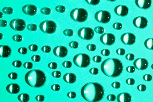 Капли воды на зеленом стекле — стоковое фото