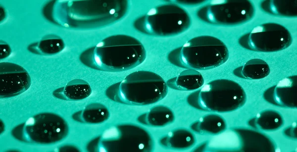 Gouttes d'eau sur verre vert — Photo