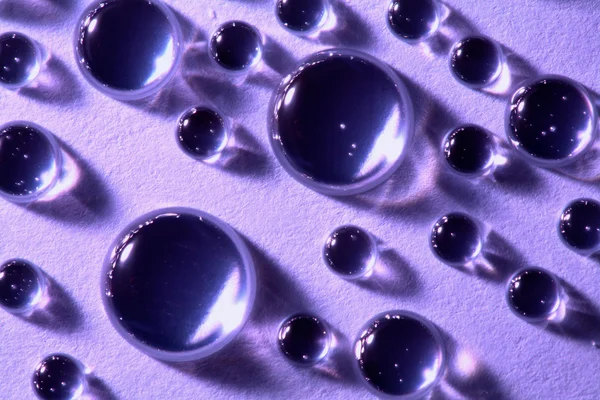 Gotas de agua sobre fondo neutro — Foto de Stock