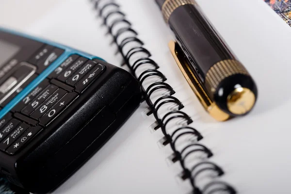 Telefon med penna på sidan — Stockfoto