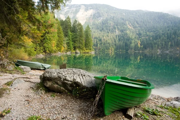 Zielony łódź — Zdjęcie stockowe