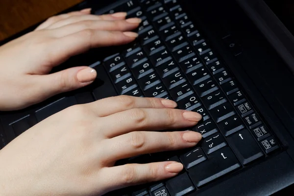 Handen op toetsenbord — Stockfoto