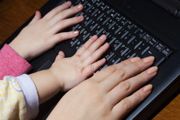 Hände auf der Tastatur — Stockfoto