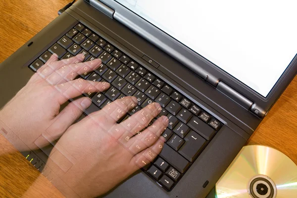 Ręce na klawiaturze — Zdjęcie stockowe