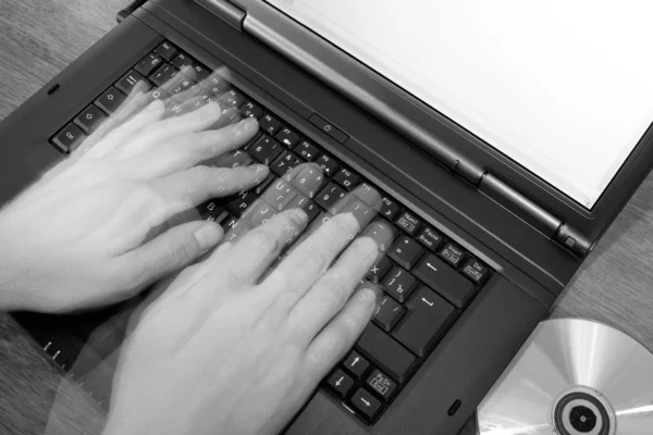 Руки на клавиатуре — стоковое фото