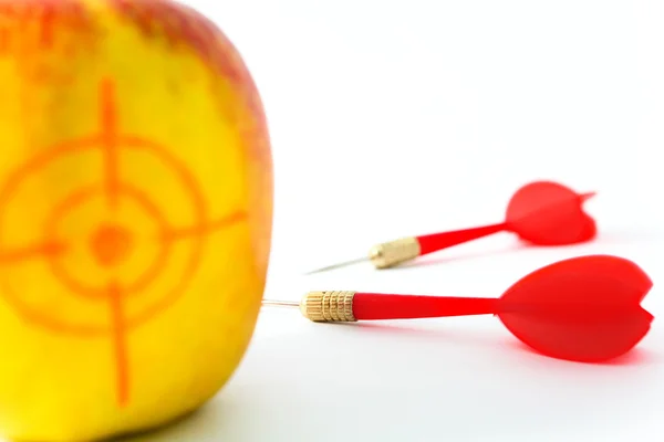 Dart ile sarı elma — Stok fotoğraf