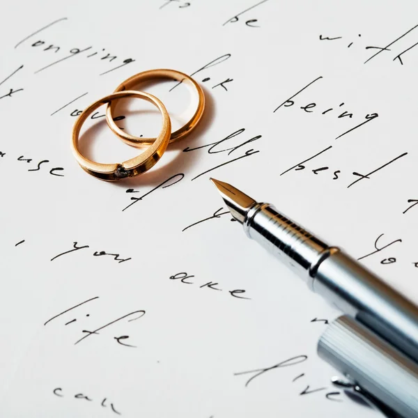 Rings and pen — Stock Photo, Image