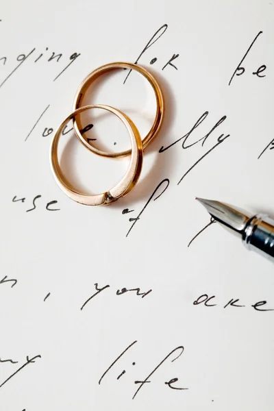 Two rings and pen — Stock Photo, Image