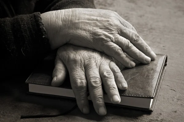 Staré ruce na Bibli — Stock fotografie