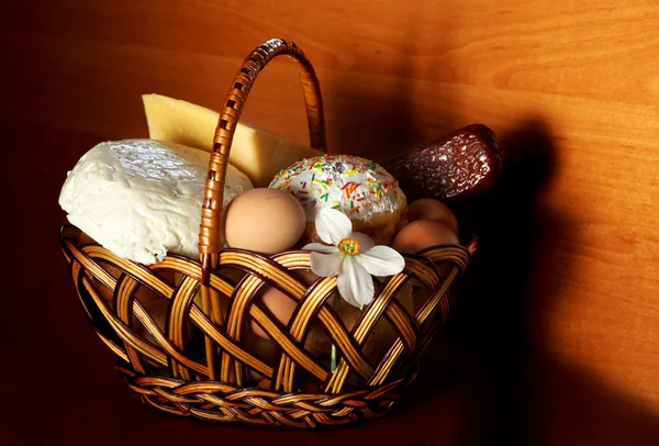 Easter cake in a basket — Stock Photo, Image