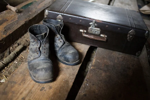 Old shoes and valise — Stock Photo, Image