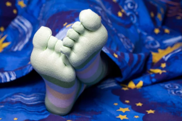 Pies en divertidos calcetines a rayas — Foto de Stock