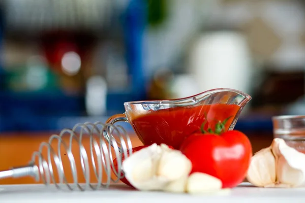 Подготовка томатного острого соуса — стоковое фото