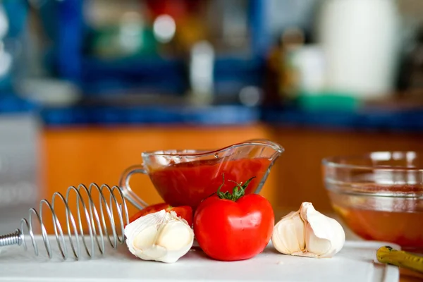 Подготовка томатного острого соуса — стоковое фото