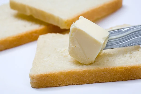 Хлеб, масло и нож — стоковое фото