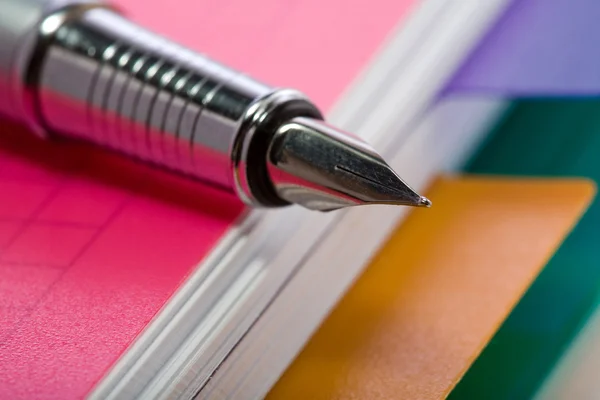 Pen op een notitieboekje — Stockfoto