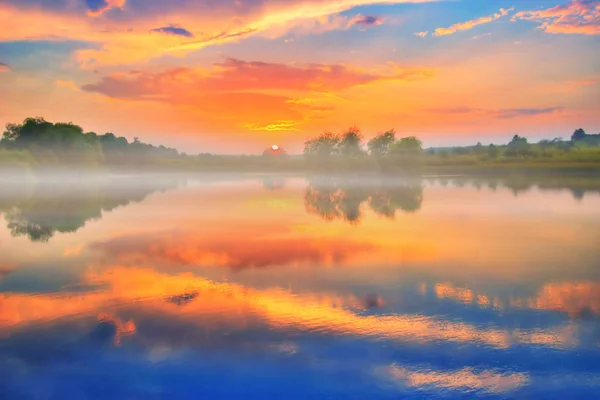 Sunrise on a lake — Stock Photo, Image