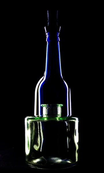 Бутылки вина на черном — стоковое фото