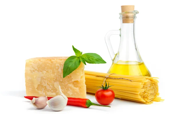 Основные ингредиенты для итальянских спагетти — стоковое фото