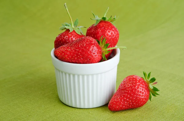Leuchtend rote Erdbeeren in weißer Schüssel — Stockfoto