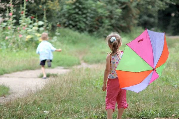 Şemsiye ile oynamak — Stok fotoğraf