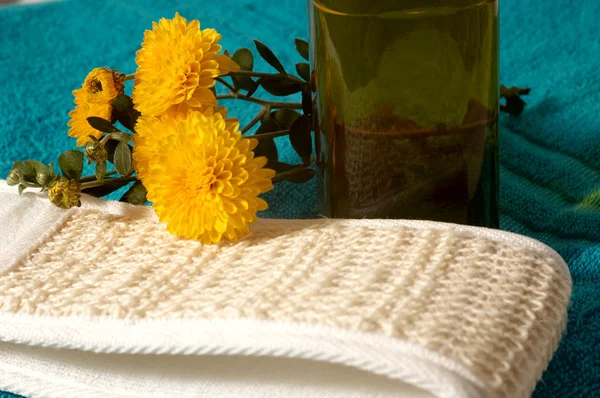 Ręcznik i kwiaty — Zdjęcie stockowe