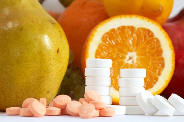 Gyümölcsök és a tabletták — Stock Fotó