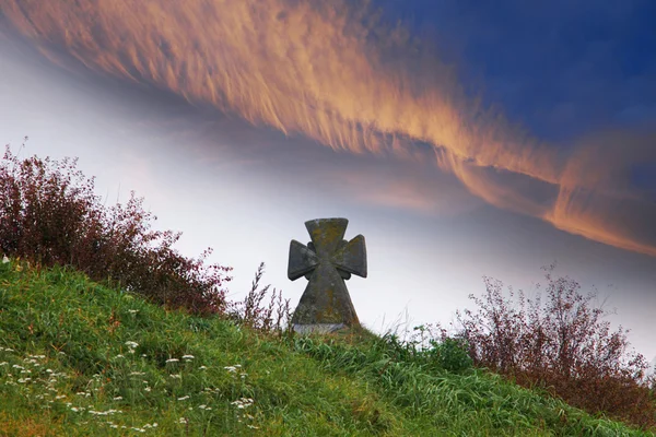 Cemitério e nuvens dramáticas — Fotografia de Stock