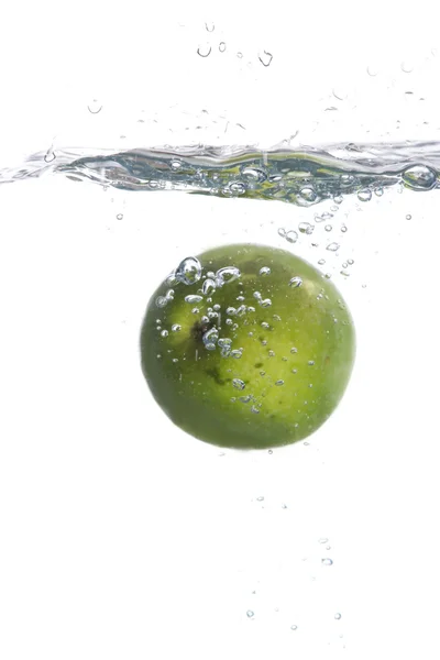 Zelené jablko ve vodě — Stock fotografie