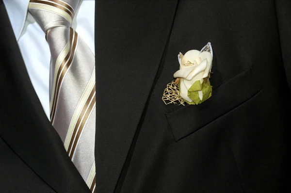 Весільний костюм і квітка — стокове фото