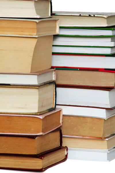 Много книг в стопках
