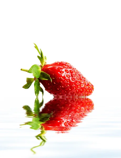 Erdbeere isoliert — Stockfoto