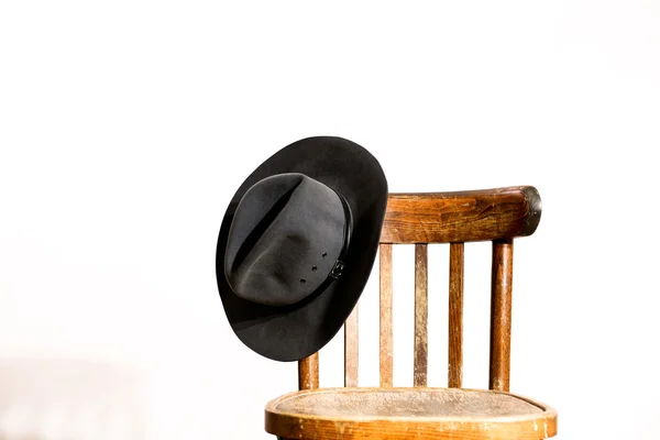 Cadeira com chapéu — Fotografia de Stock