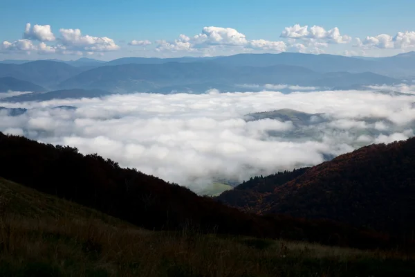 Nuvens brancas sobre montanhas — Fotografia de Stock