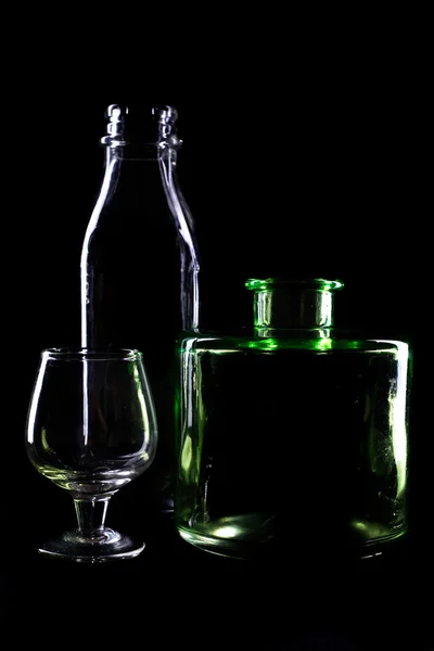 Бутылки вина на черном фоне — стоковое фото