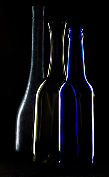 Силуэты бутылок вина — стоковое фото