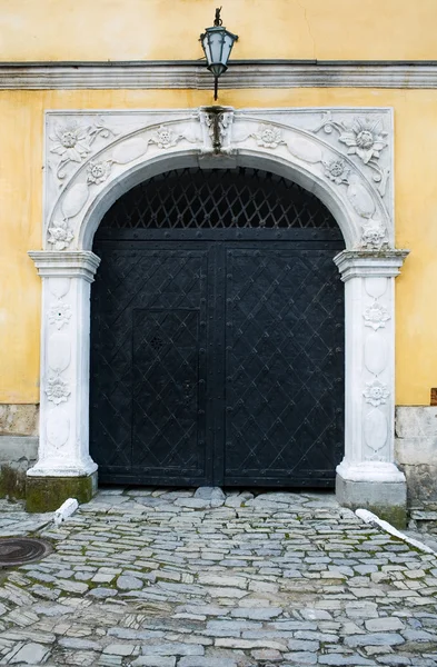 Черная железная дверь — стоковое фото