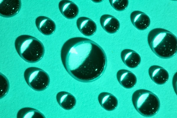 水绿色玻璃上滴 — 图库照片