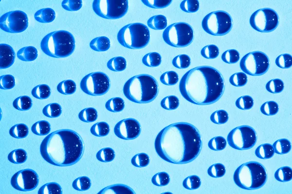 青いガラスに水が落ち — ストック写真