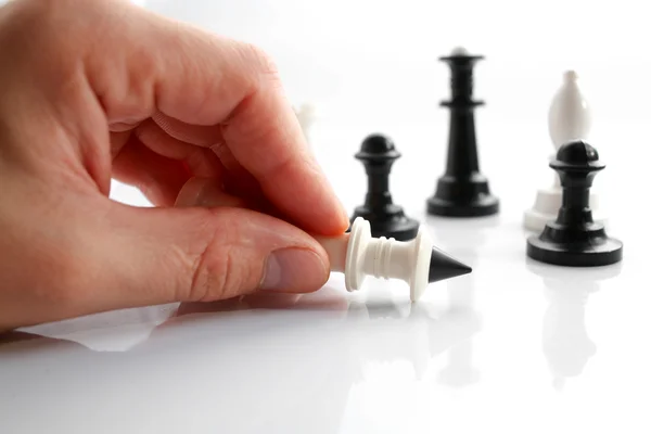 En hand med ett schack — Stockfoto