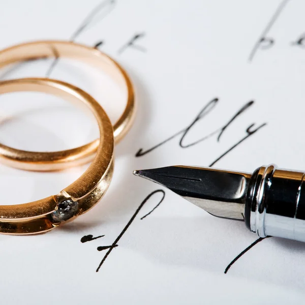 Ringe und Kugelschreiber — Stockfoto