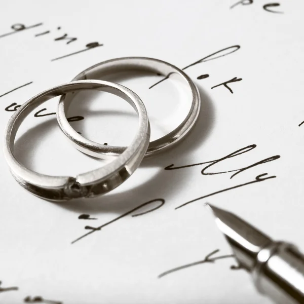 Rings and pen — Stock Photo, Image